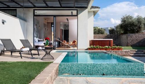 Ruby- Luxurious Large Garden Suite with Private Pool & Spa Bath