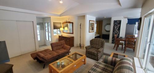 Deluxe Two-Bedroom Apartment with Garden View