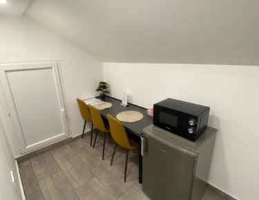 Deluxe One-Bedroom Apartment