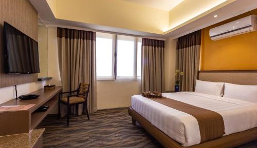 Premier Deluxe Queen with Mountain View