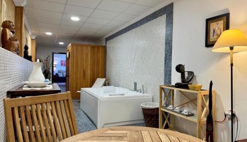 Queen Suite with Spa Bath