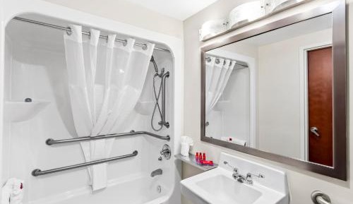 King Suite with Bath Tub - Disability Access/Non-Smoking