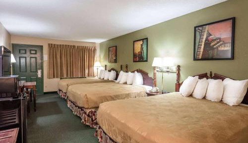 Queen Room with Three Queen Beds - First Floor - Non-Smoking