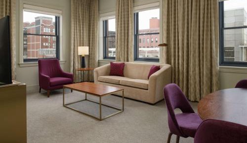Corner King Suite - City View