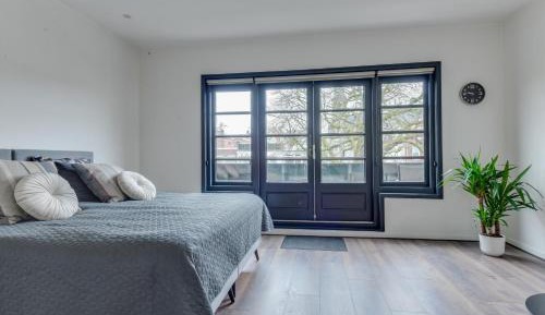 Studio with Balcony