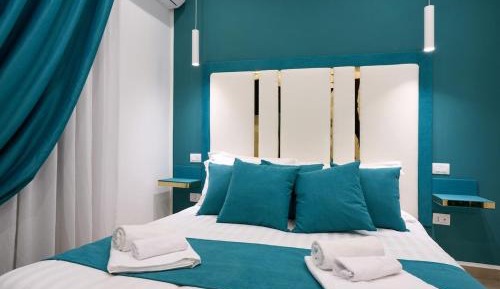 Deluxe One-Bedroom Apartment