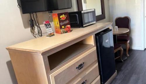 Queen Bed Accessible Non-Smoking