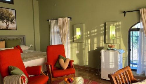 Deluxe Double Room (2 Adults + 1 Child)