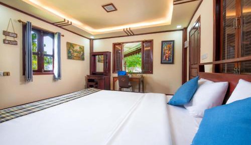 Traditional Khmer House Private Kitchen with Lounge
