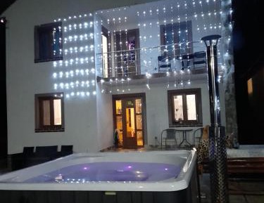 Deluxe Double Room (2 Adults + 1 Child)