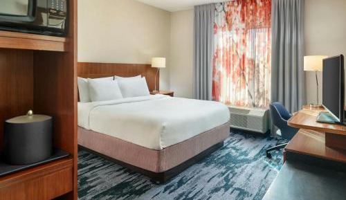 King Room with Roll-in Shower - Mobility Accessible