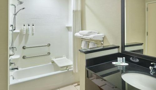 Queen Suite with Tub - Mobility Accessible