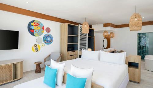 Deluxe King Room with Balcony