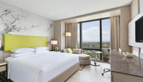 Deluxe Guest Room, 1 King, City View