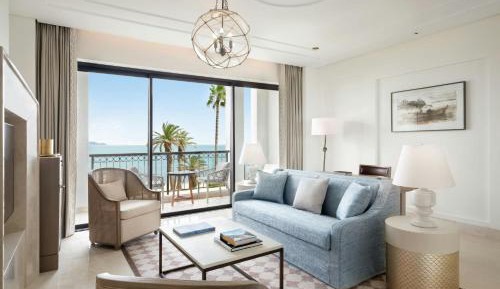 One-Bedroom Junior King Suite - Seafront