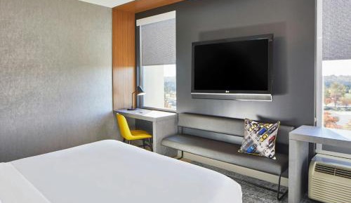King Room with Adapted Tub - Mobility and Hearing Accessible