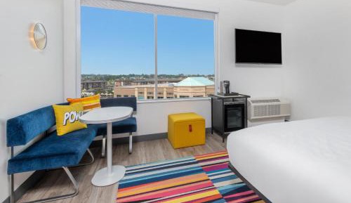 Breezy Large King Room - Mobility Accessible with Tub