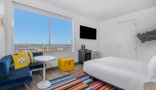 Savvy King Room with Adapted Tub - Mobility Accessible
