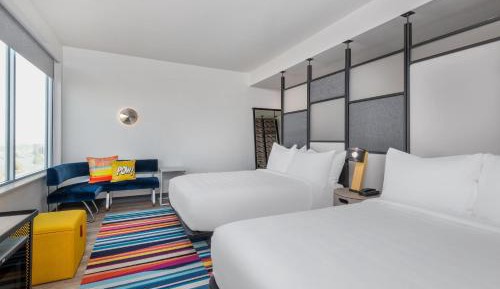 Splash, Guest room, 2 Queen, Poolside view
