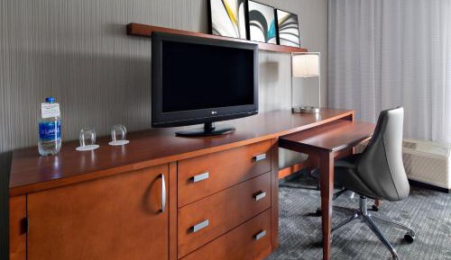 Newly Renovated, 1 Bedroom 2 room Suite, 1 King, Sofa bed