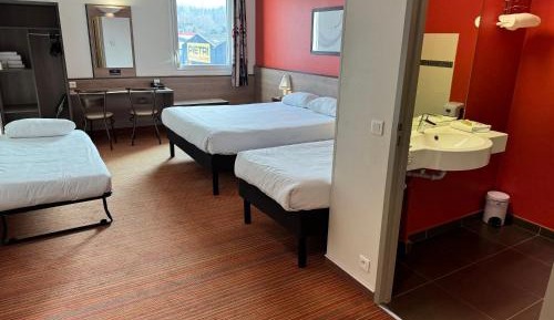 Family Room (3 Adults + 1 Child)