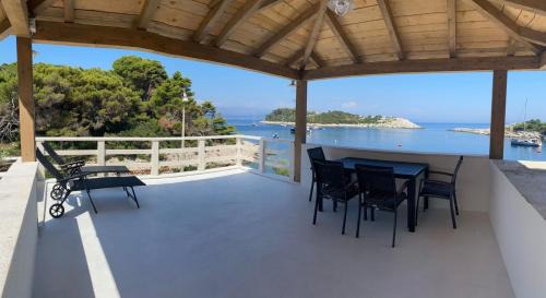 Deluxe One-Bedroom Apartment with Harbor View