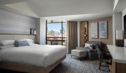 Guest room, 1 King, City view