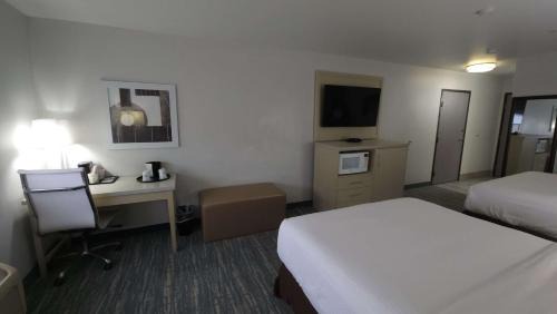 Queen Room with Two Queen Beds and Roll-In Shower - Mobility Accessible