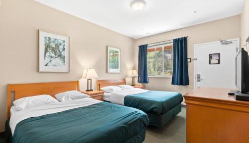 Hotel-Style Quadruple Room