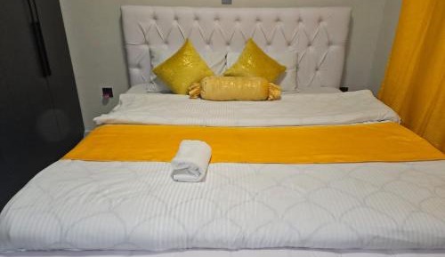 One-Bedroom Apartment with Pool View