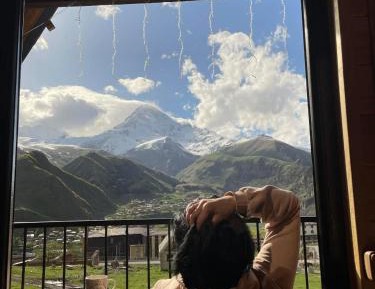 Apartment with Mountain View