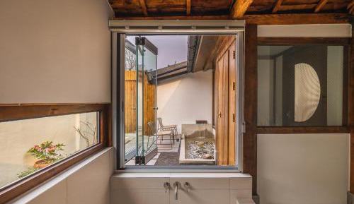 Deluxe Suite with Spa Bath