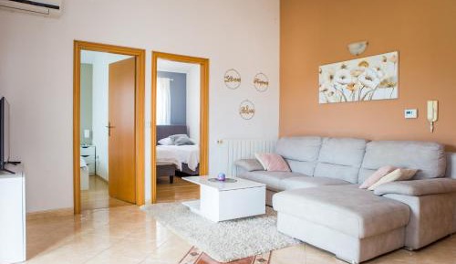 Deluxe Two-Bedroom Apartment with Garden View