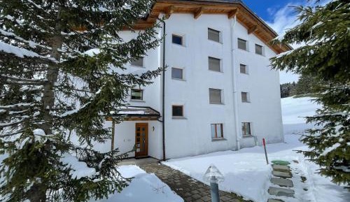 Apartment with Mountain View