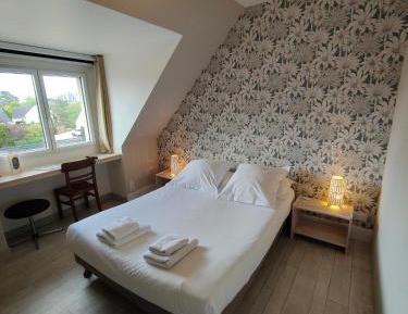 Chambre classique avec baignoire et douche sous mansarde