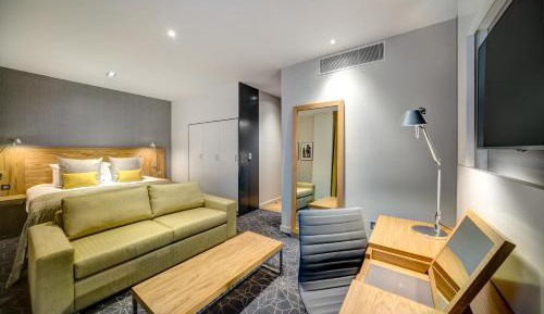 Family Room (2 Adults + 2 Children)