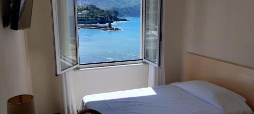 Single Room with Sea View (1 Adult)