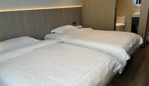 Twin Room B