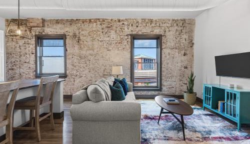 One-Bedroom Apartment with City View