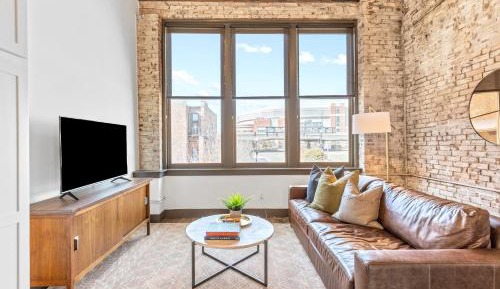 One-Bedroom Apartment with City View