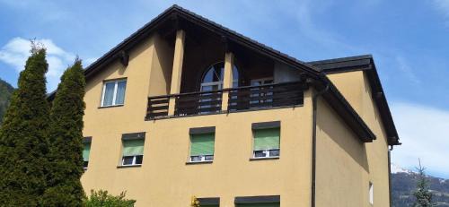 Three-Bedroom Apartment with Mountain View