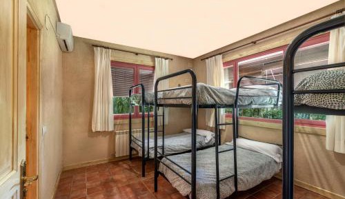 Family Room with Private Bathroom (8 beds)
