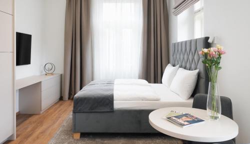DELUXE Apartment with balcony and square view
