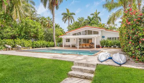 Three-Bedroom Holiday Home 