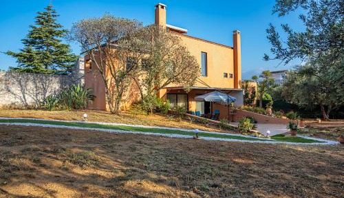 Deluxe Two-Bedroom Apartment with Garden View