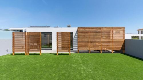 Deluxe One-Bedroom Apartment with Garden View