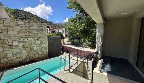 Cozy Room with Balcony, Private Pool and Hot Tub - Disability Bathroom 