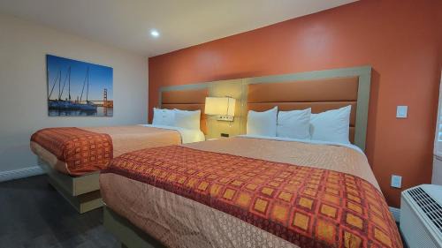 Standard Queen/Queen Room