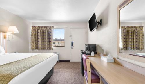 1 King Bed Non-Smoking