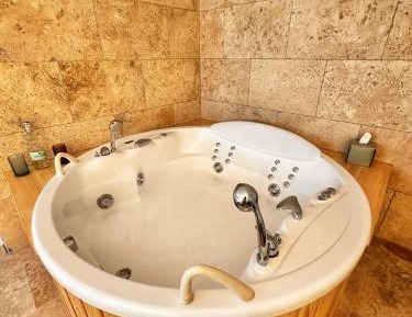 Junior Suite Single with Jacuzzi Breakfast included